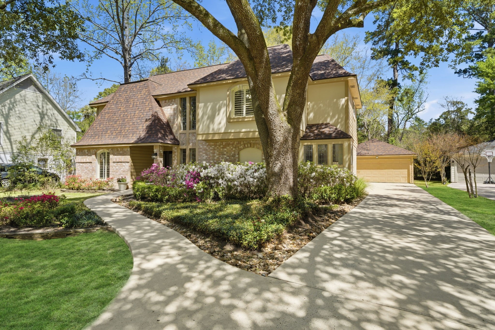 20 Falling Star Road The Woodlands, TX 77381 - Photo 2 of 44