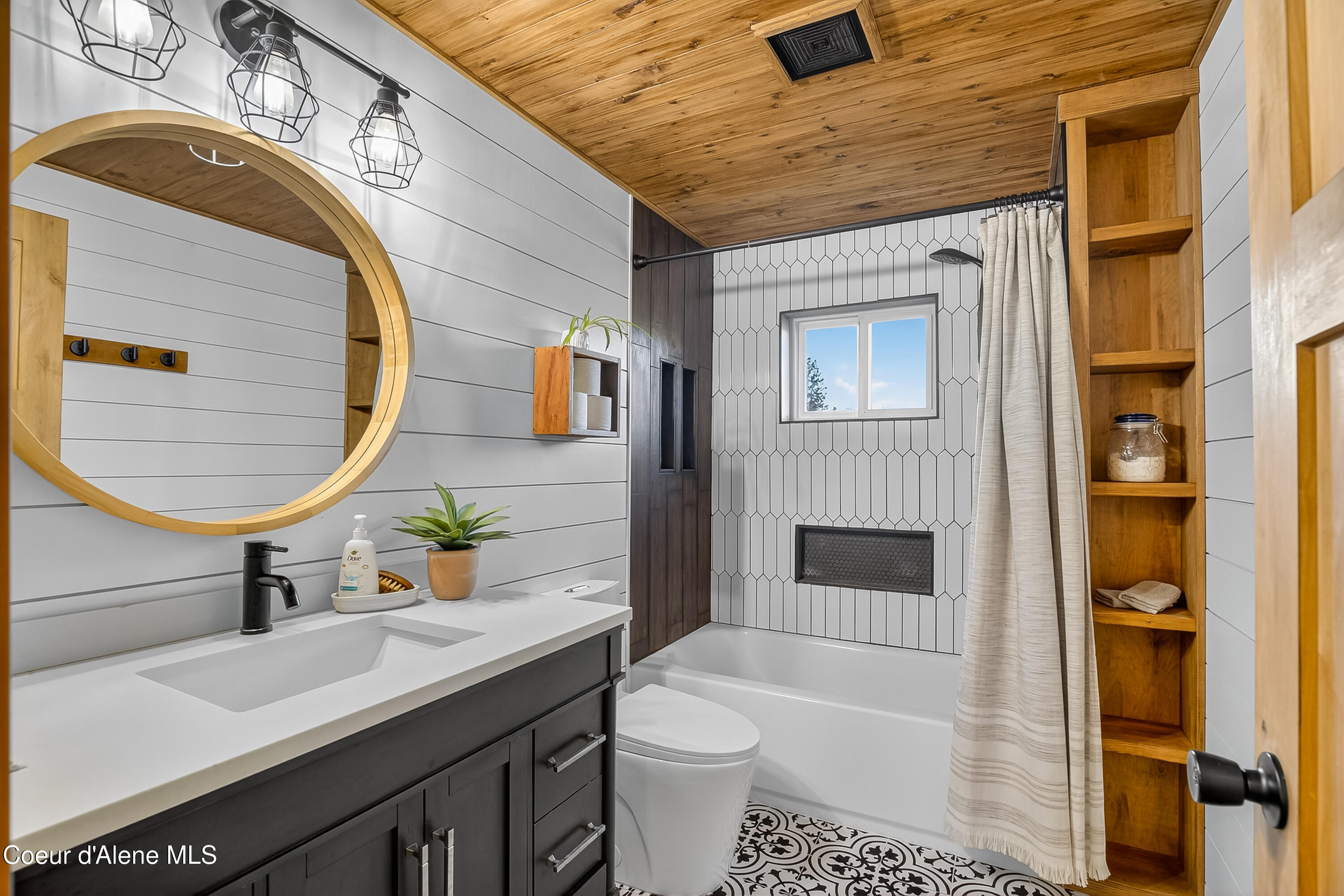 2157 Luke's Gulch Road Stites, ID 83552 - Photo 15 of 48 Main level Bathroom 069_AM3I5528