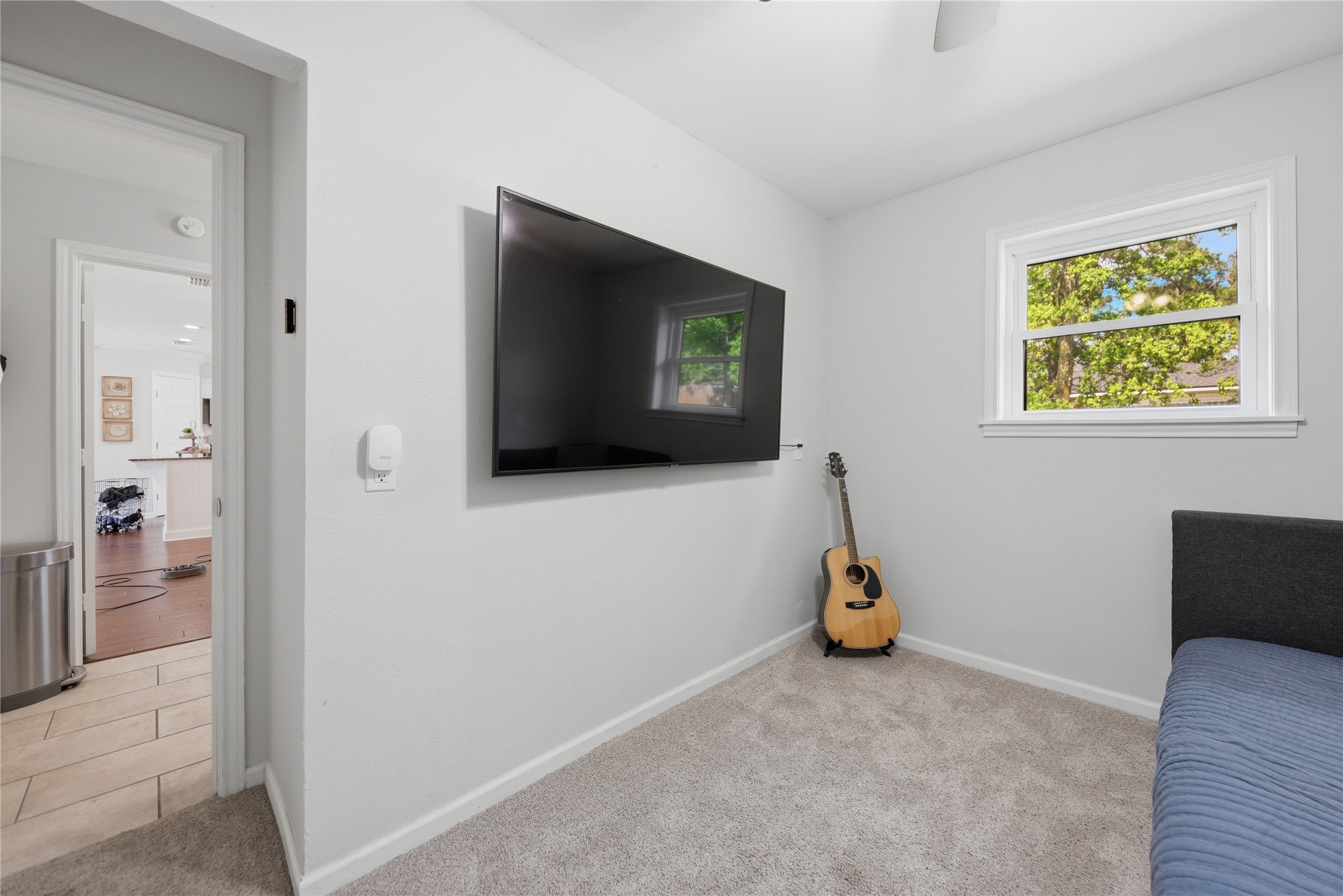 207 Briar Ridge Drive Bellville, TX 77418 - Photo 29 of 36 a living room with a flat screen tv