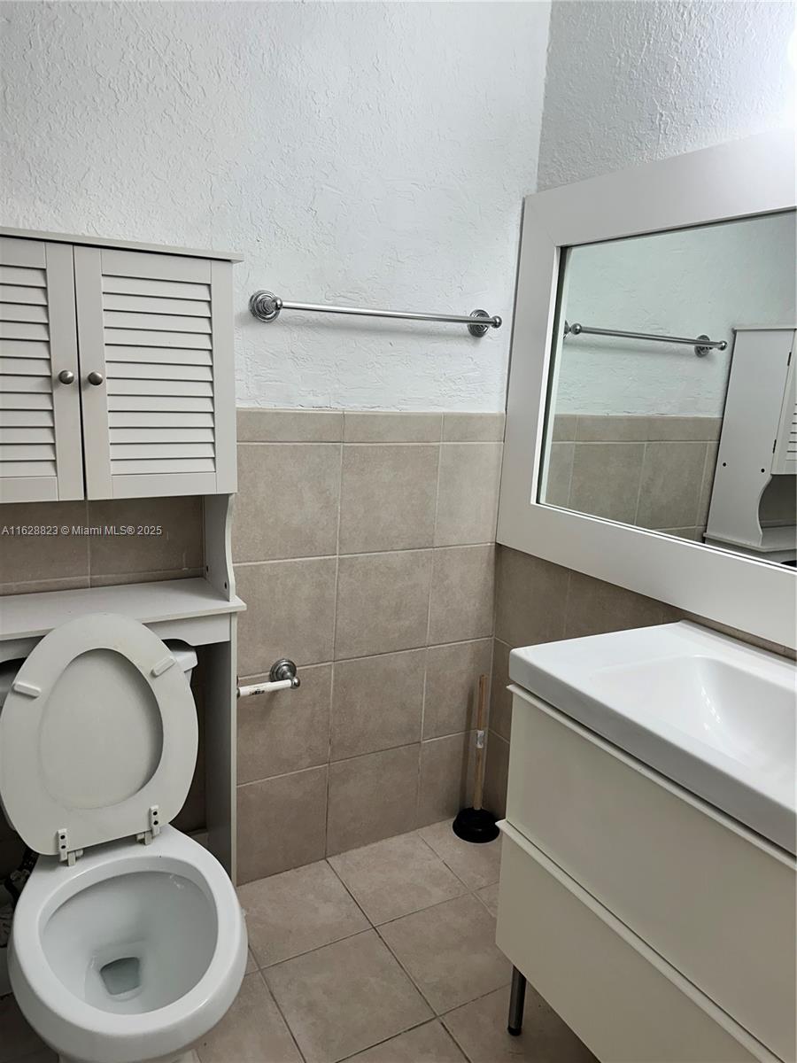 8600 Southwest 67th Avenue, Unit 908 Pinecrest, FL 33156 - Photo 11 of 25 a bathroom with a sink a toilet and a mirror