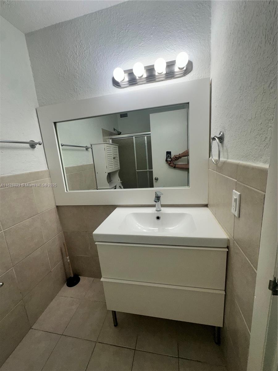 8600 Southwest 67th Avenue, Unit 908 Pinecrest, FL 33156 - Photo 10 of 25 a bathroom with a sink and a mirror