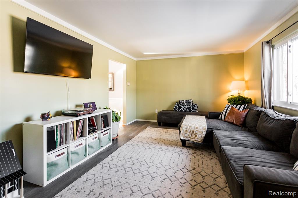 2023 Hampton Road Grosse Pointe Woods, MI 48236 - Photo 5 of 33