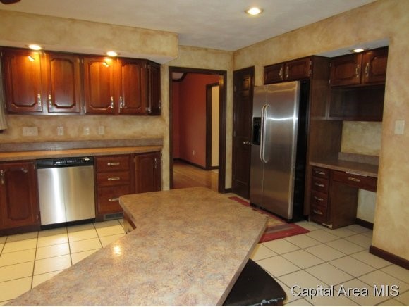 1717 Hunter Ridge Drive Springfield, IL 62704 - Photo 6 of 24 Gallery Image 6