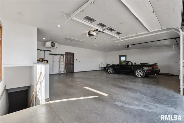 $570,000 | 15758 North 2120th Avenue, Geneseo, IL 61254