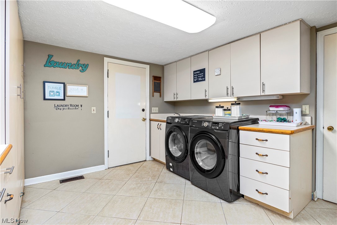163 Overbrook Road Elyria, OH 44035 - Photo 15 of 35 Massive Laundry Room w/Utility sink