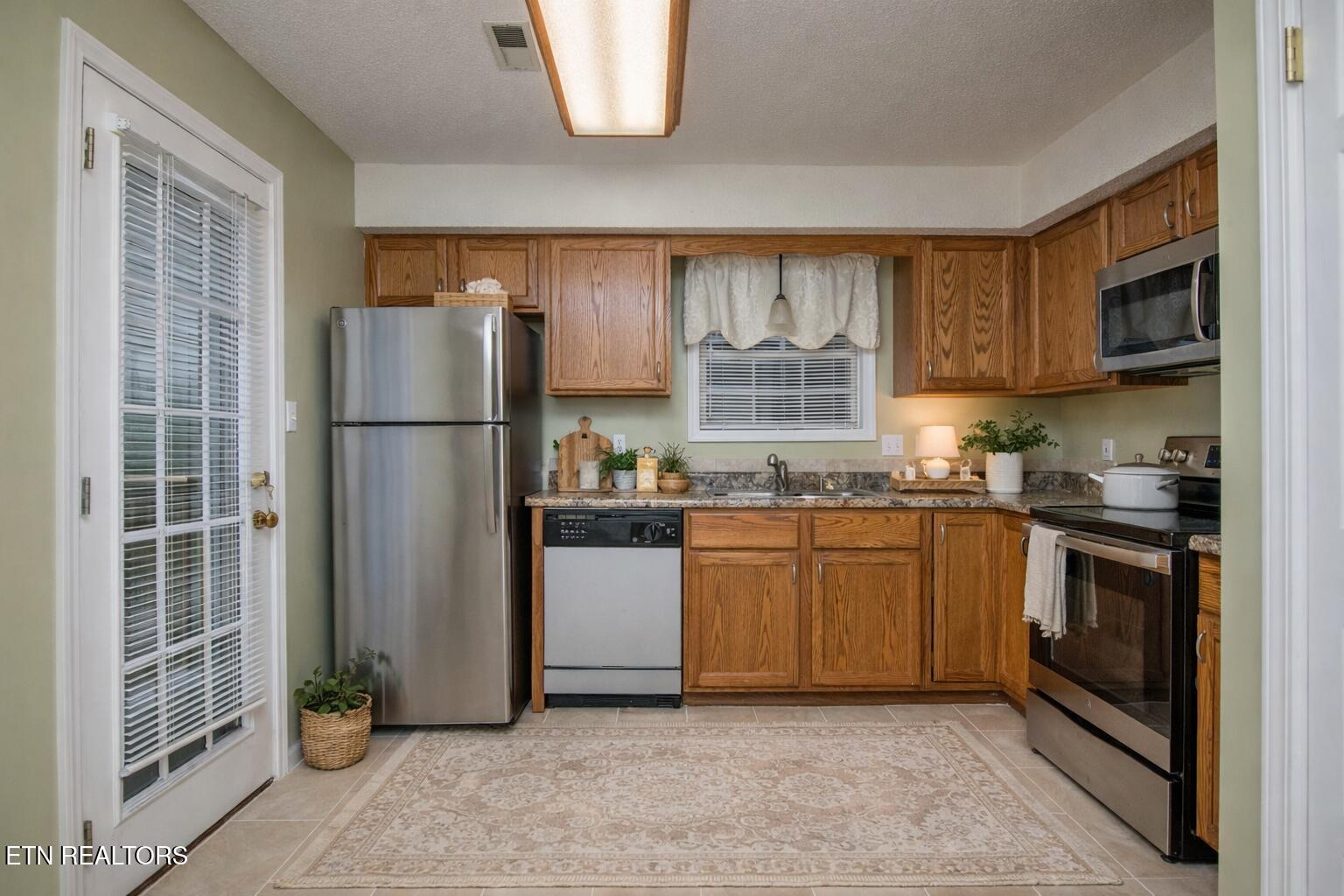 3209 Quiet Way Knoxville, TN 37918 - Photo 7 of 29 Cozy traditional kitchen with warm decor