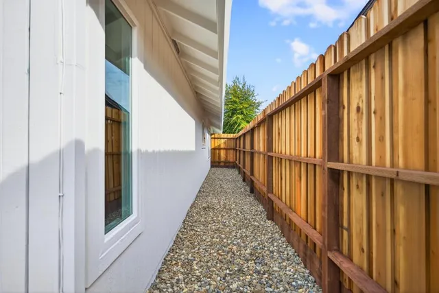 a view of a backyard