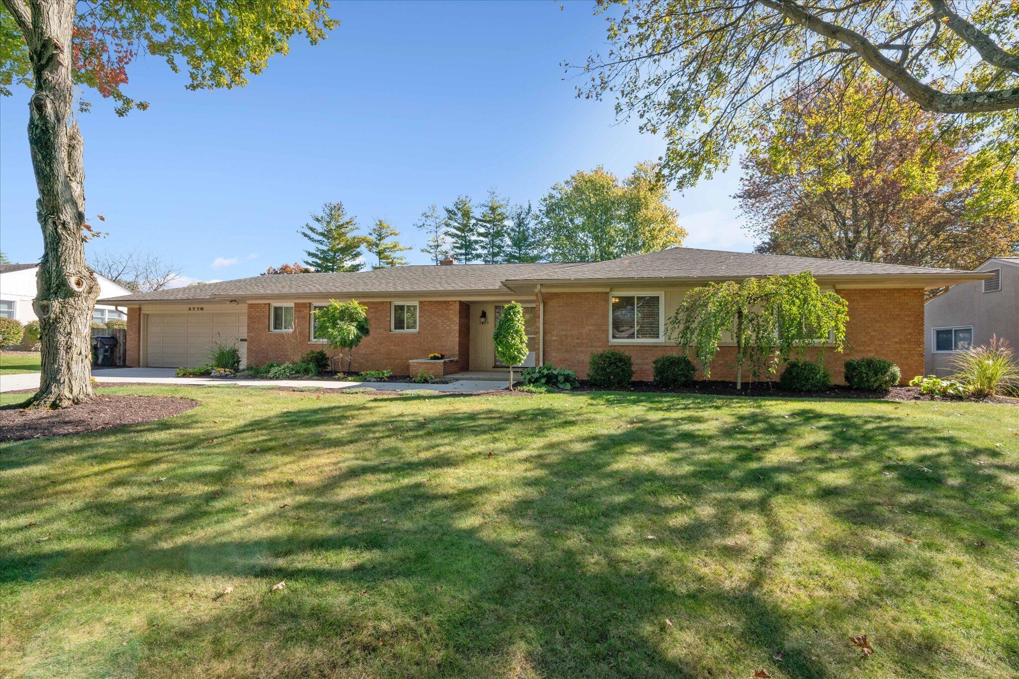 3770 Chevington Road Columbus, OH 43220 - Photo 3 of 55