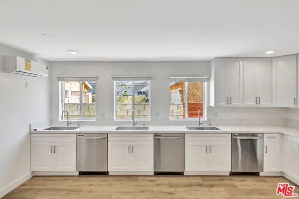 $900 | 1584 West 37th Street, Unit ROOM 3, Los Angeles, CA 90018