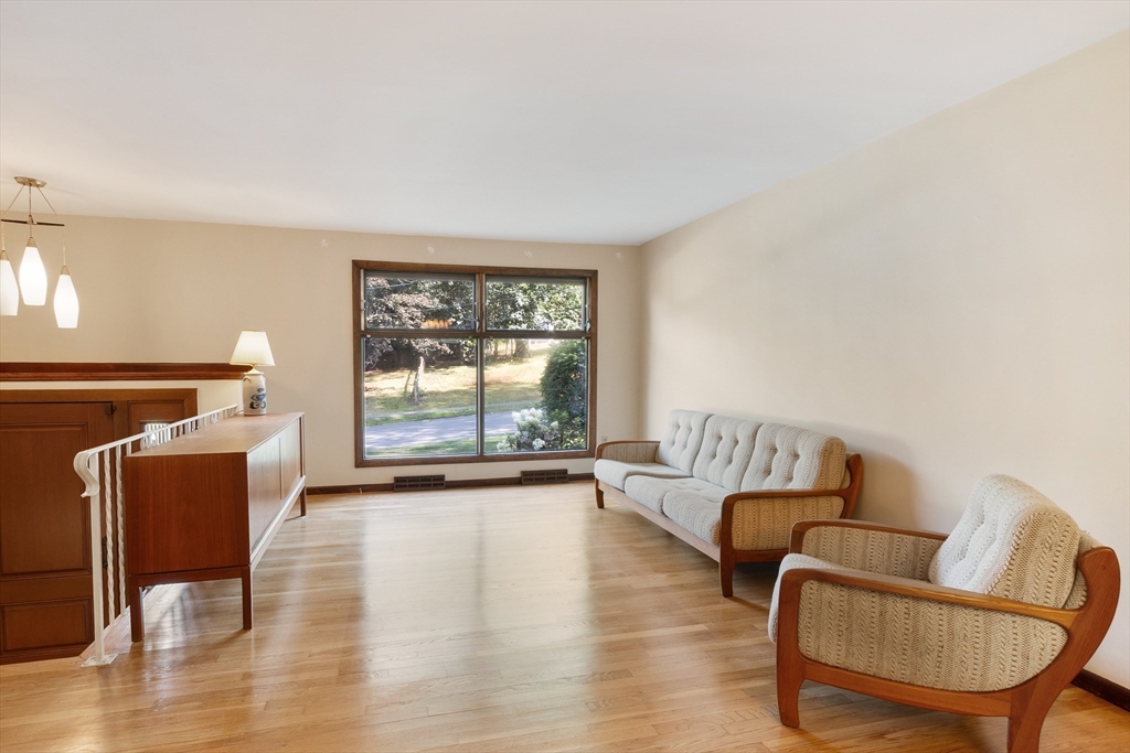 7 Pilgrim Road Chelmsford, MA 01824 - Photo 4 of 22 Gallery Image 4