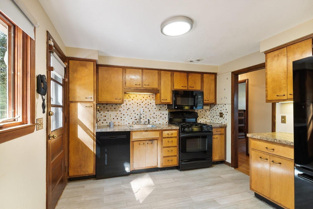 7 Pilgrim Road Chelmsford, MA 01824 - Photo 7 of 22 Gallery Image 7