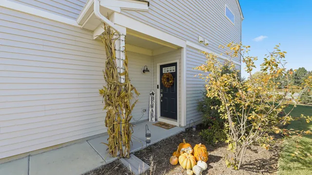 $379,999 | 120 Kingsport Drive, South Elgin, IL 60177