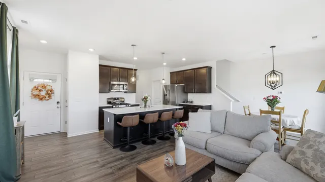 $379,999 | 120 Kingsport Drive, South Elgin, IL 60177