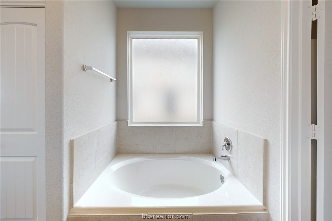 5764 Paseo Place Bryan, TX 77807 - Photo 14 of 35 Large relaxing soaking tub.