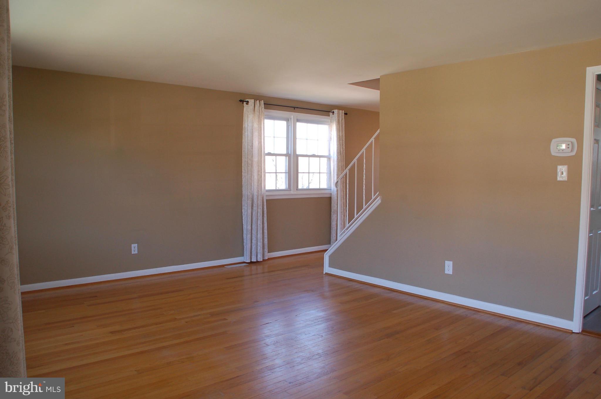 1027 Grovehill Road Baltimore, MD 21227 - Photo 3 of 28 Living Room