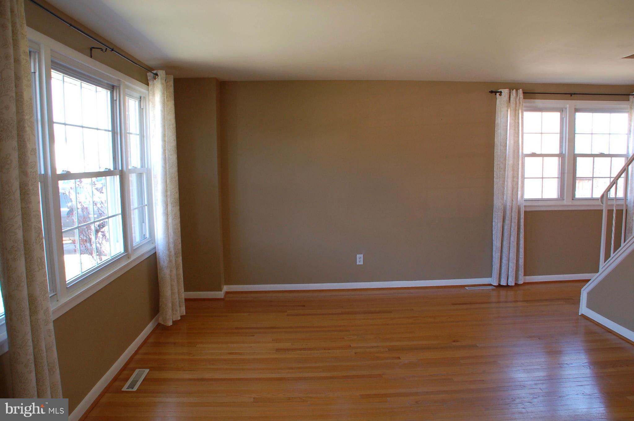 1027 Grovehill Road Baltimore, MD 21227 - Photo 4 of 28 Living Room