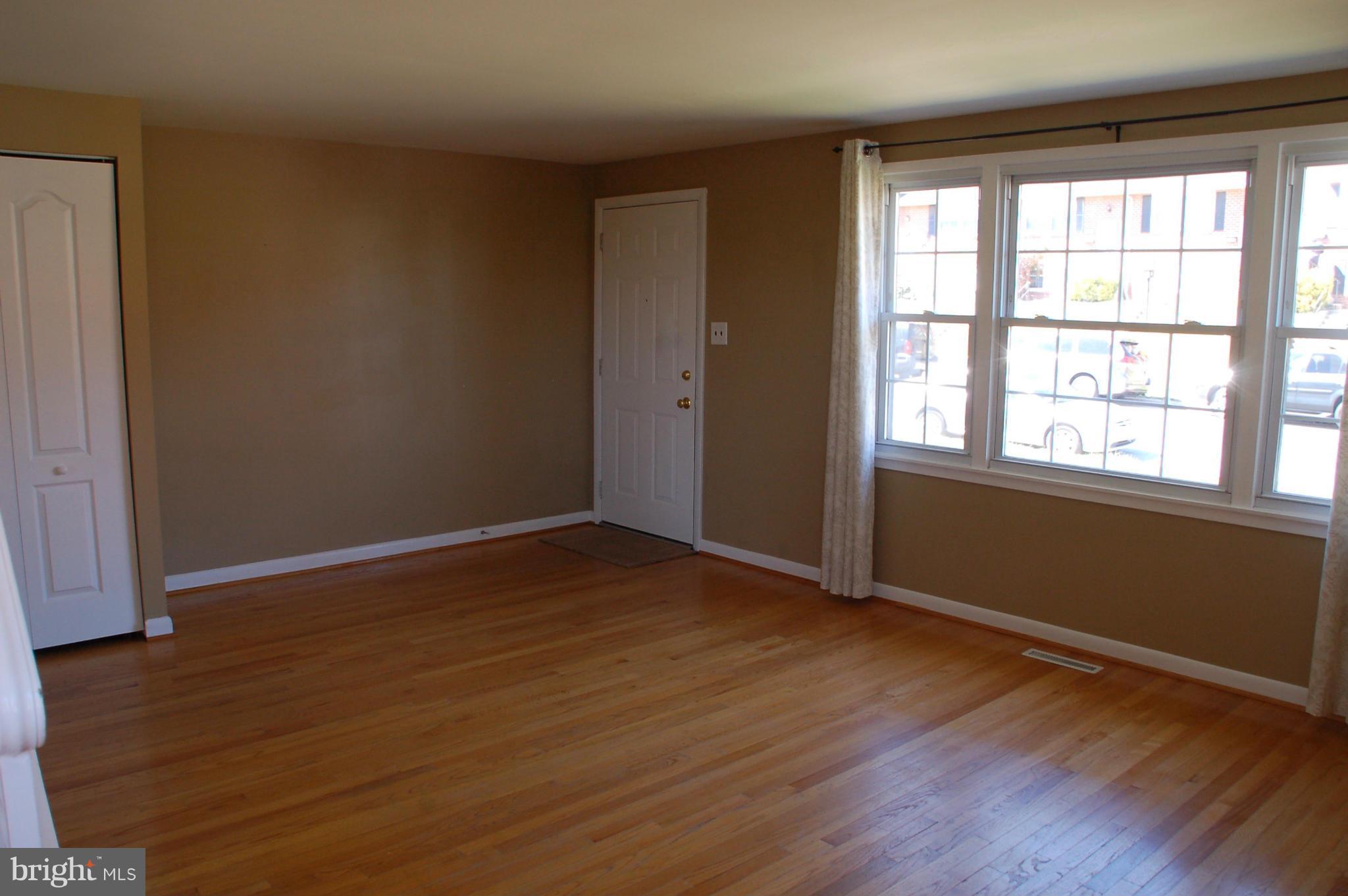 1027 Grovehill Road Baltimore, MD 21227 - Photo 5 of 28 Living Room