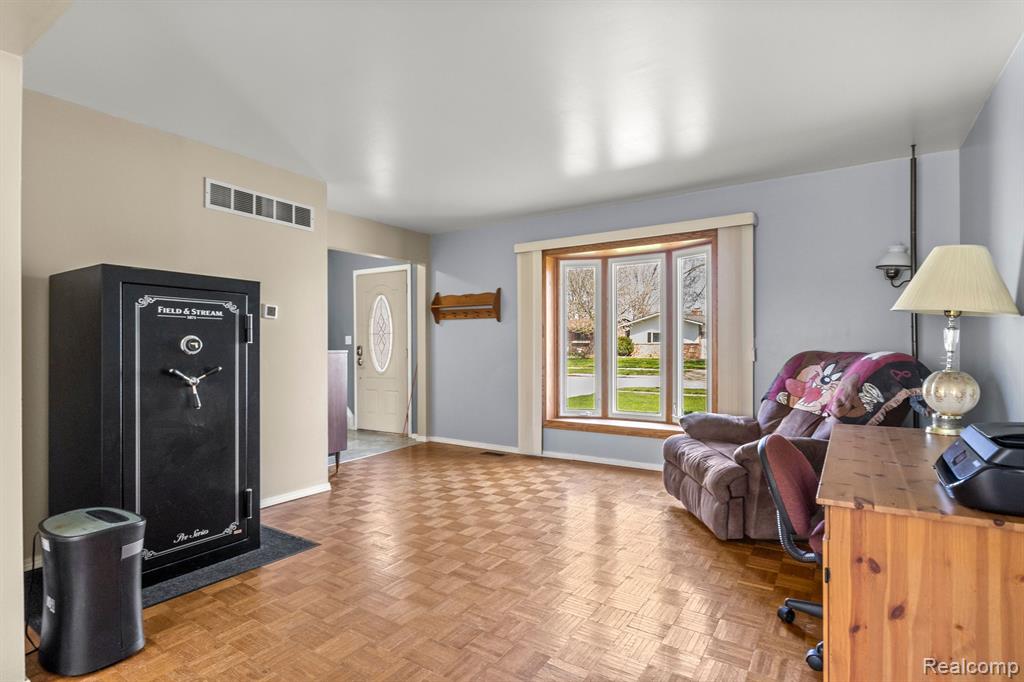 43921 Arlington Road Canton, MI 48187 - Photo 7 of 47
