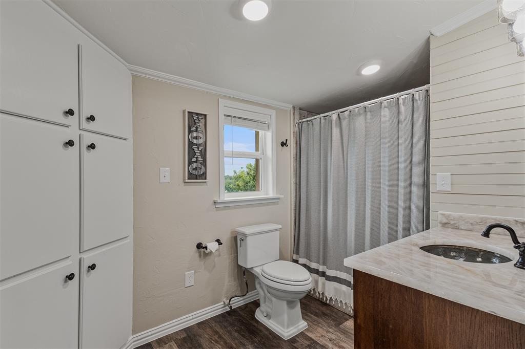 339 Colwell Road Forestburg, TX 76239 - Photo 12 of 31 Primary ensuite bathroom of 339 Colwell Rd in Forestburg, TX