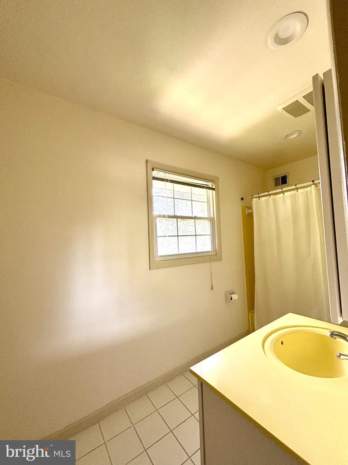 6519 Winnepeg Road Bethesda, MD 20817 - Photo 22 of 38 Full Bathroom