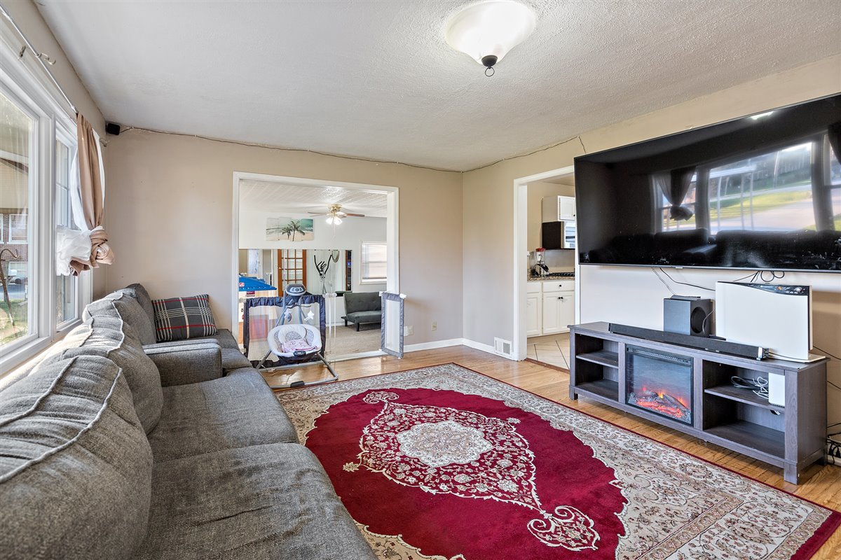 2293 Jericho Road Aurora, IL 60506 - Photo 4 of 26 a living room with furniture and a flat screen tv