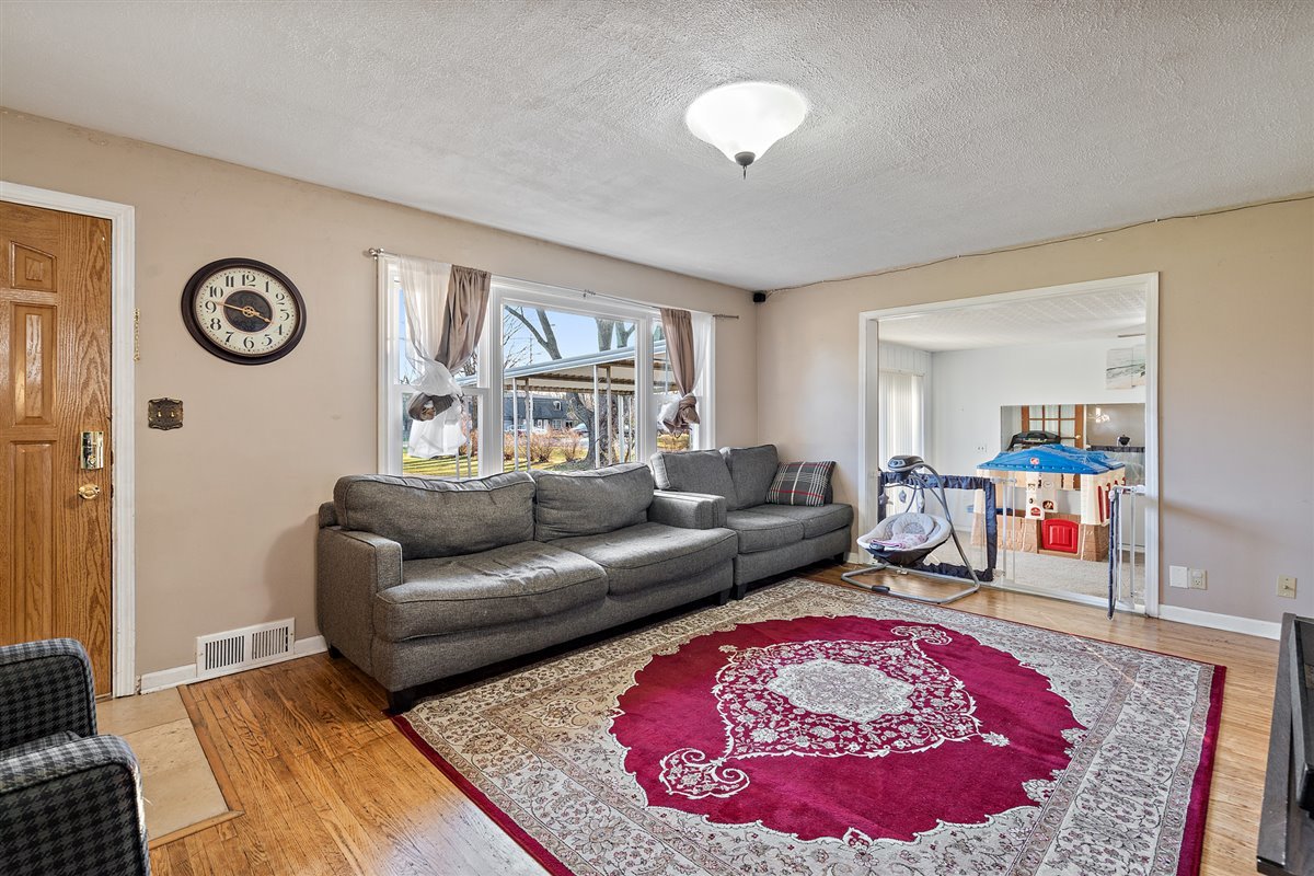 2293 Jericho Road Aurora, IL 60506 - Photo 5 of 26 a living room with furniture and a rug