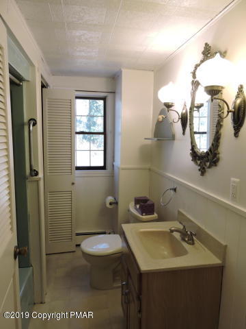 17 Fetherman Street Stroudsburg, PA 18360 - Photo 16 of 20 Full 2nd Floor Bath
