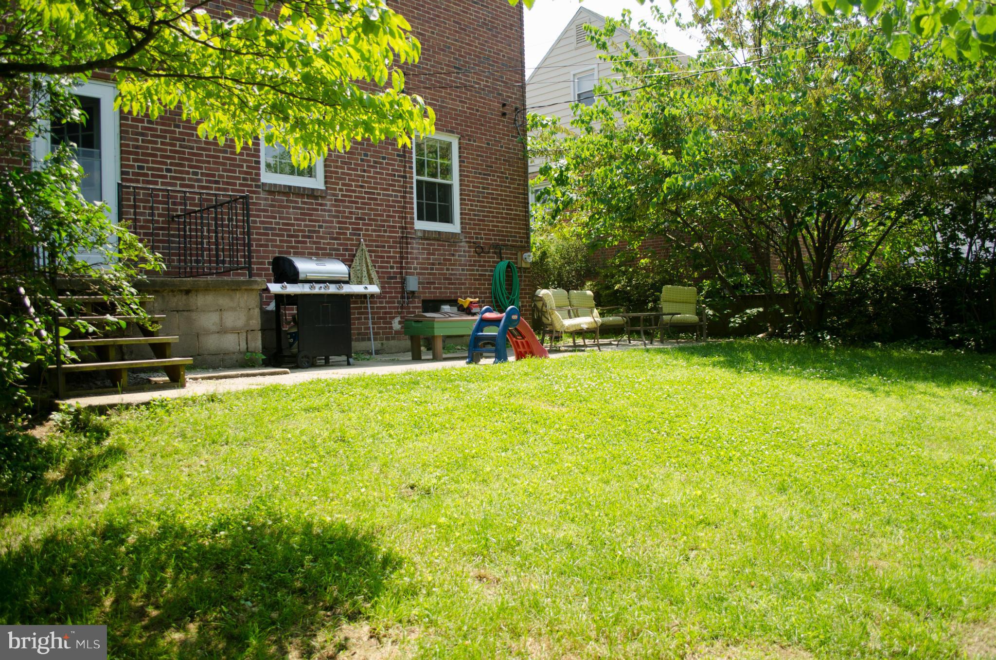 514 Windwood Road Baltimore, MD 21212 - Photo 17 of 18 a view of a backyard with a small cabin