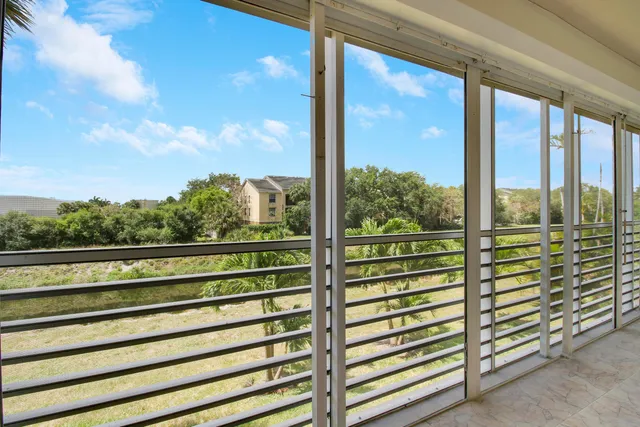 $2,000 | 2770 Garden Drive South, Unit 212, Lake Worth, FL 33461