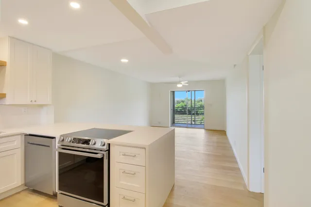 $2,000 | 2770 Garden Drive South, Unit 212, Lake Worth, FL 33461