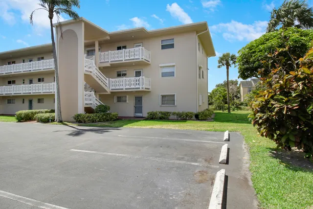 $2,000 | 2770 Garden Drive South, Unit 212, Lake Worth, FL 33461