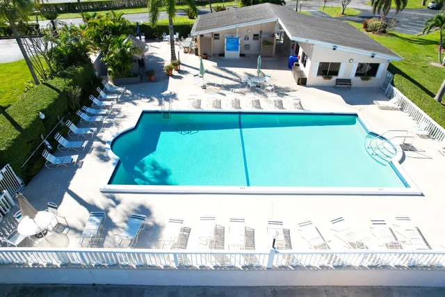 $2,000 | 2770 Garden Drive South, Unit 212, Lake Worth, FL 33461