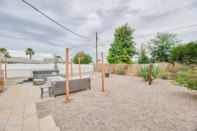 a view of a house with backyard