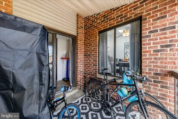a view of entryway with outdoor seating