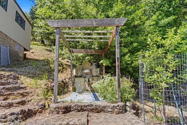 a view of an outdoor space