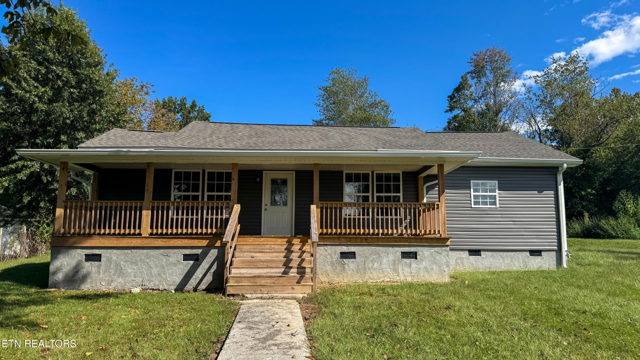 138 Lloyd Street Oneida, TN 37841 - Photo 2 of 36 front view of a house with a yard