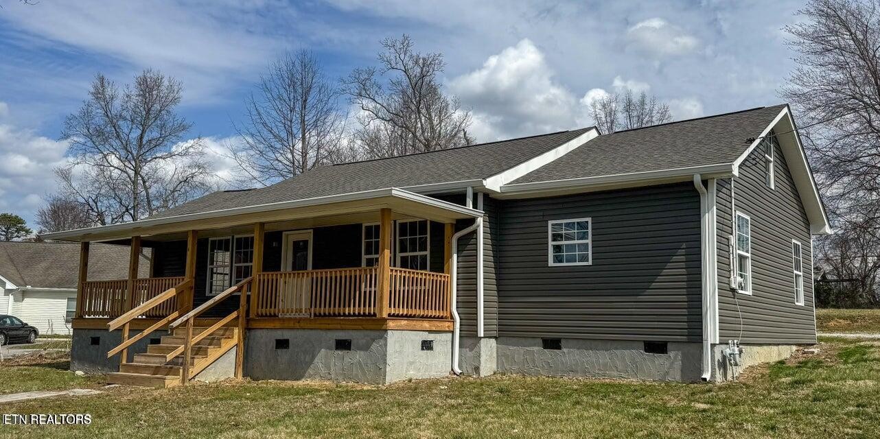 138 Lloyd Street Oneida, TN 37841 - Photo 4 of 36 a view of a house with a yard and wooden fence