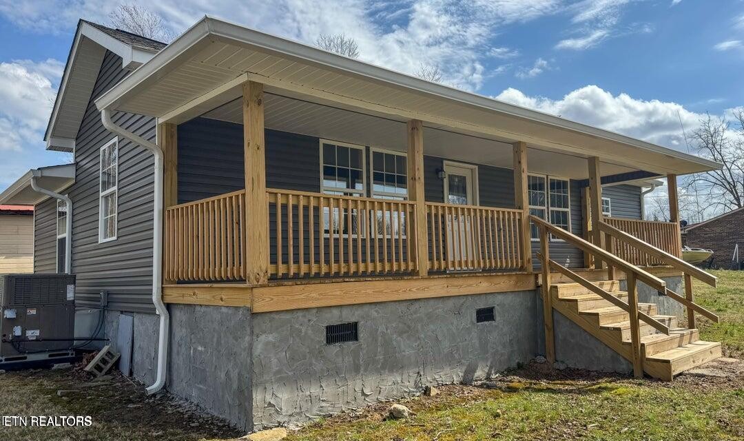 138 Lloyd Street Oneida, TN 37841 - Photo 5 of 36 a front view of a house with a yard