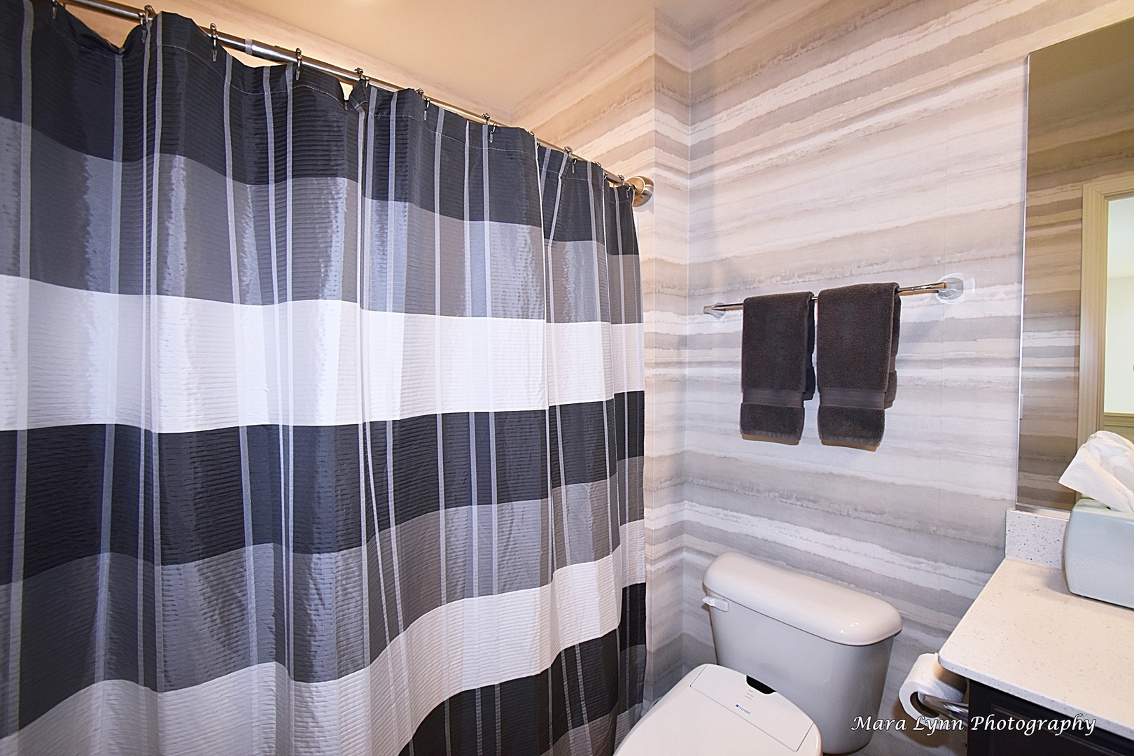 2085 Stuttle Road Batavia, IL 60510 - Photo 22 of 25 a bathroom with a toilet