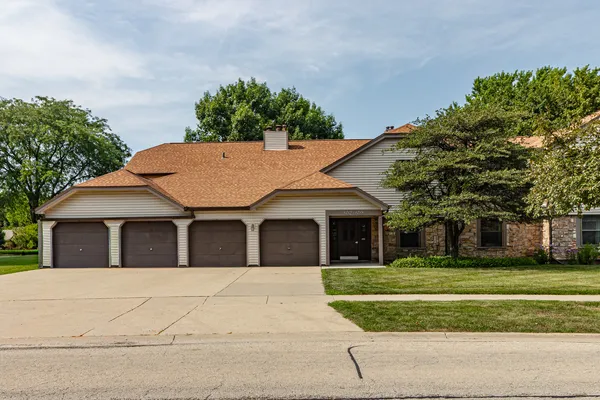 $260,000 | 692 Hapsfield Lane, Unit 4B1, Buffalo Grove, IL 60089
