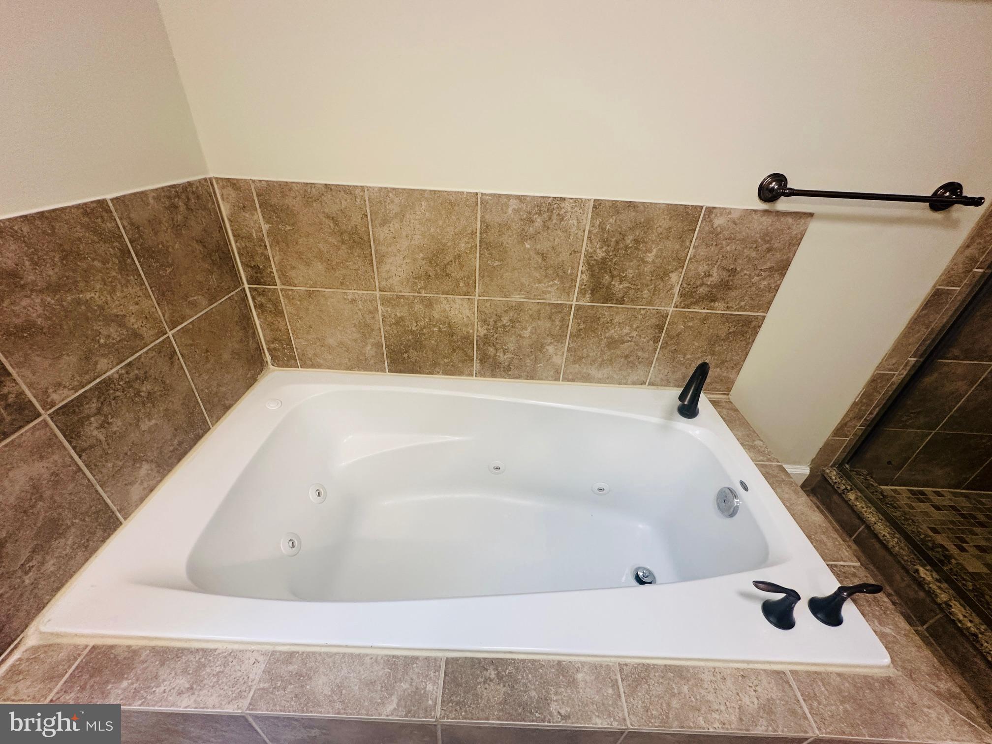 102 Hayloft Circle Sterling, VA 20164 - Photo 24 of 39 a bathroom with a bathtub