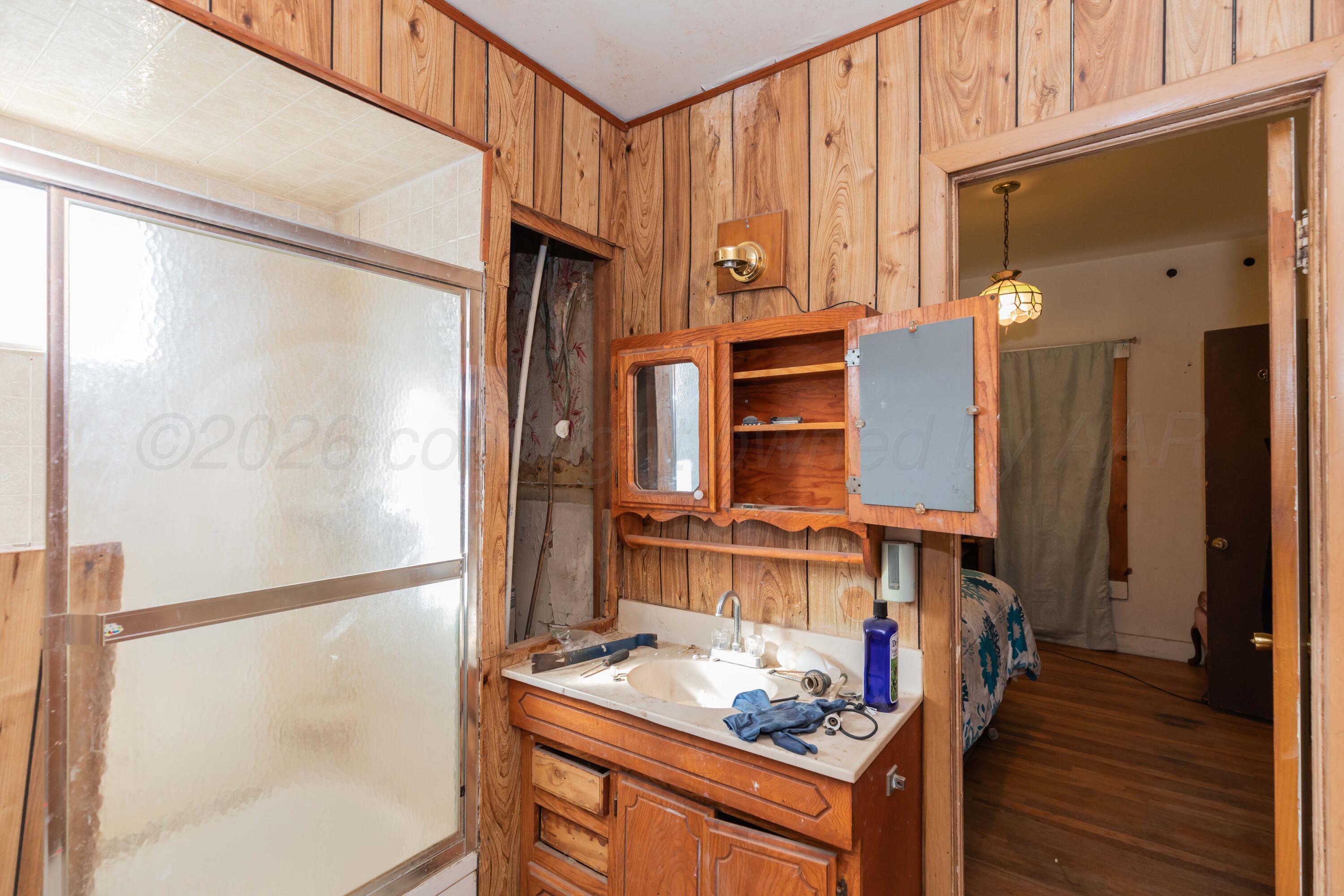 2107 Hemlock Street Borger, TX 79007 - Photo 18 of 21 BATHROOM 2 VIEW 2