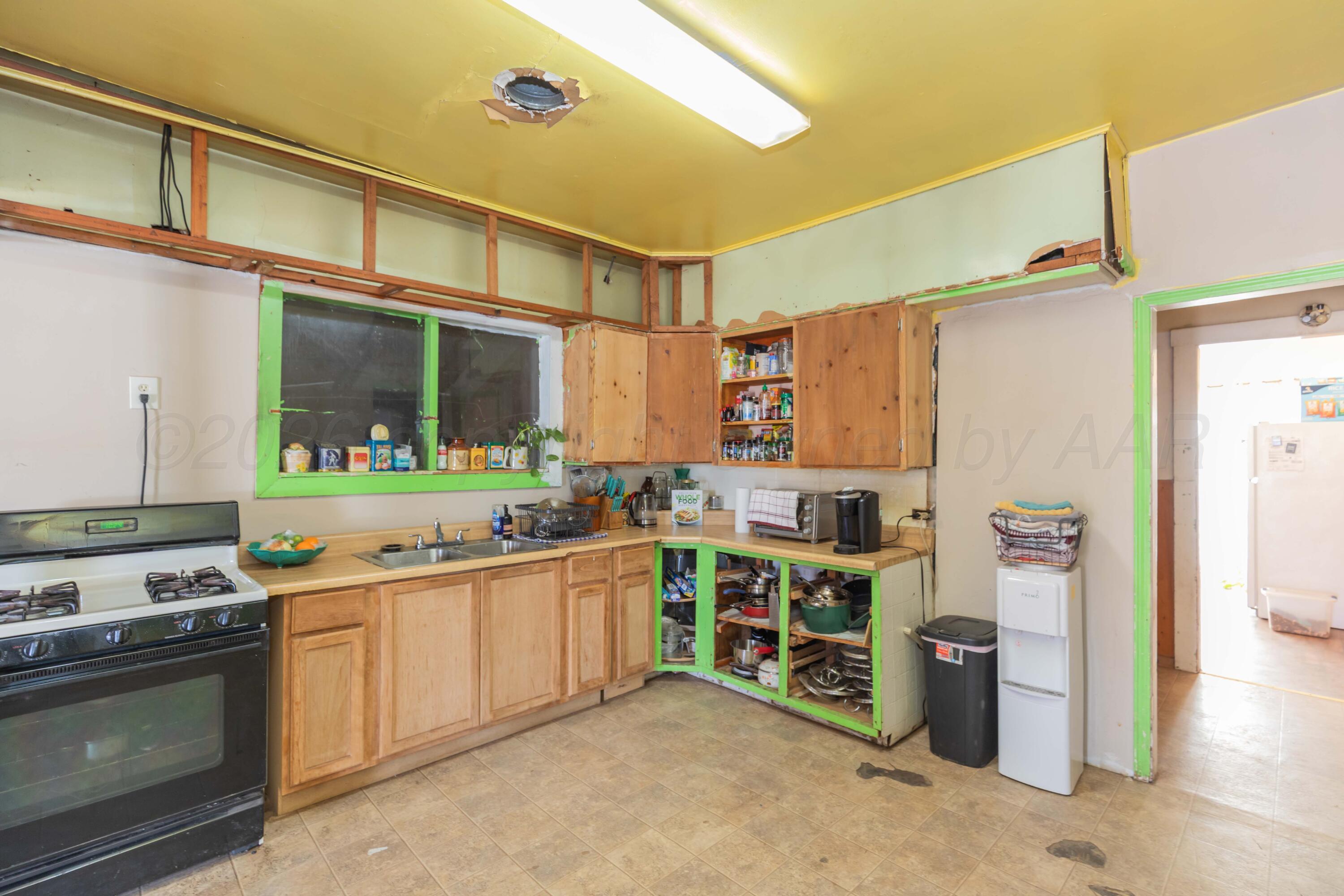 2107 Hemlock Street Borger, TX 79007 - Photo 7 of 21 KITCHEN VIEW 1