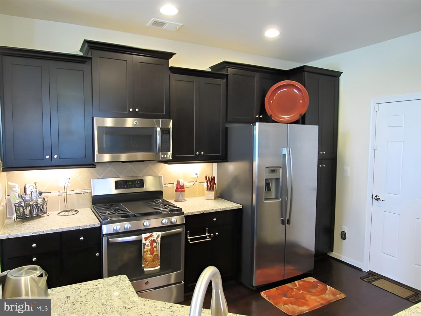 42581 Sunset Ridge Square Ashburn, VA 20148 - Photo 6 of 24 Sleek kitchen with modern finishes.
