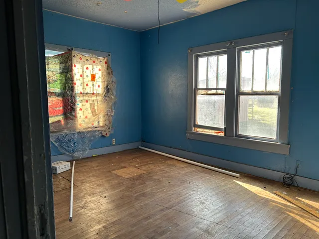 an empty room with closet and a ceiling fan