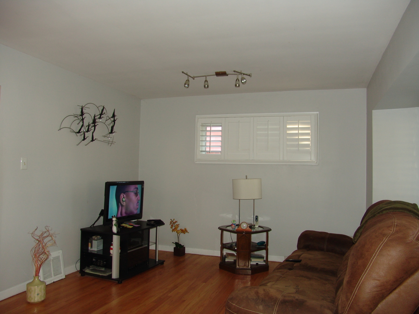 2121 Downey Road Homewood, IL 60430 - Photo 5 of 35 a livingroom with workspace and a couch