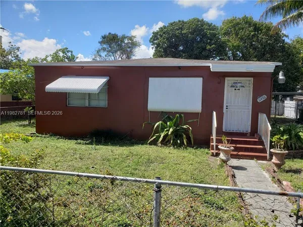 a view of a house with a backyard