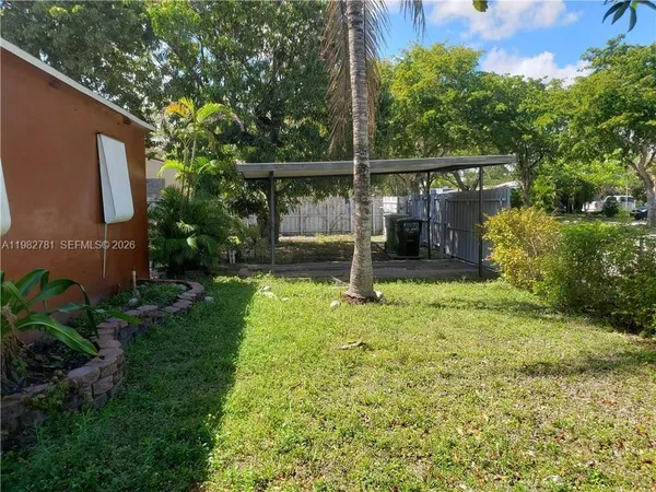a view of a back yard