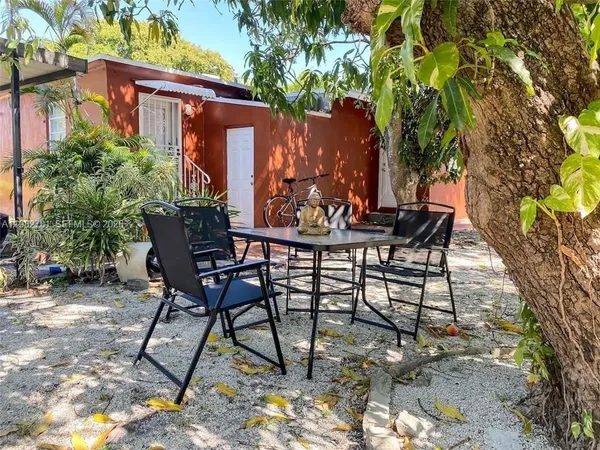 a view of a chairs and table in a backyard