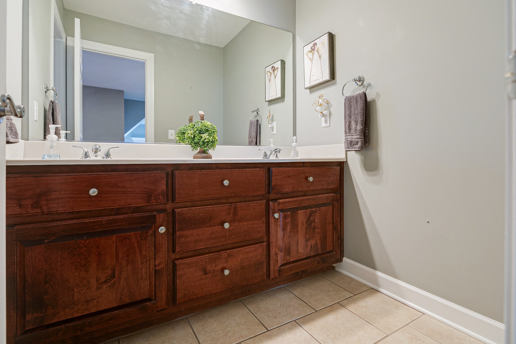 3013 Viewpointe Way Columbia, TN 38401 - Photo 32 of 39 a bathroom with a sink and a mirror